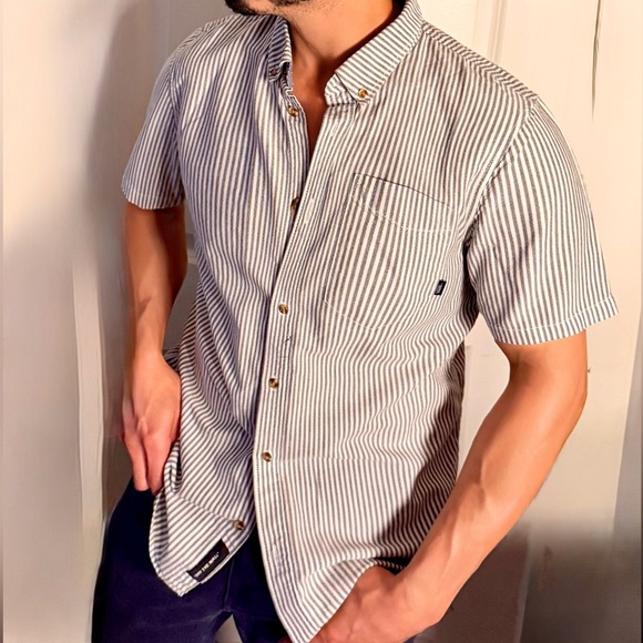 Men's Striped Short Sleeve Shirt - Picture 3 of 4